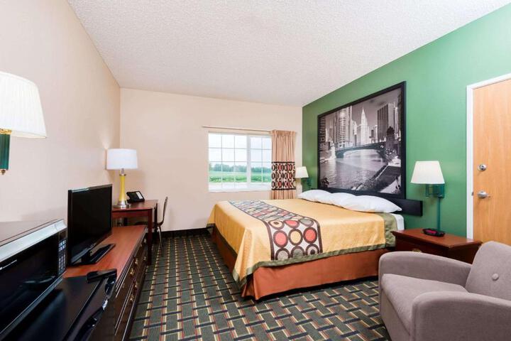 1 King Bed (10 of 14)
