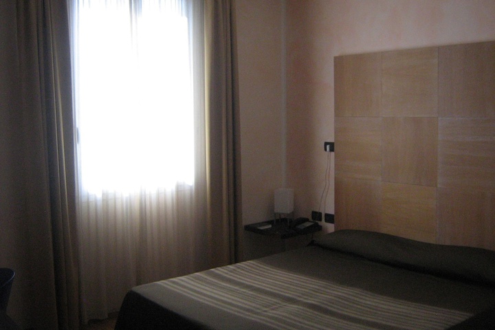 Room 17 of 83