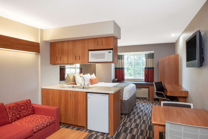 1 Queen Bed (6 of 23)