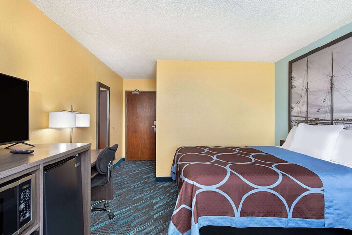 1 Queen Bed (5 of 22)