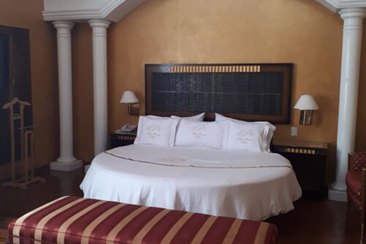Room 8 of 19