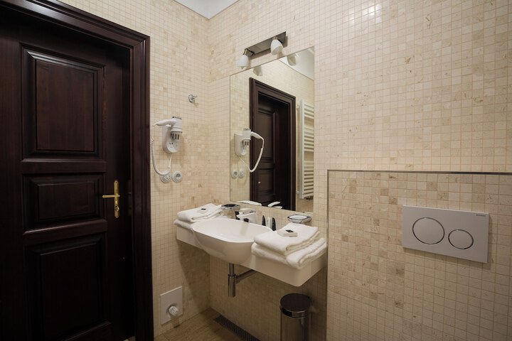 Room 140 of 183