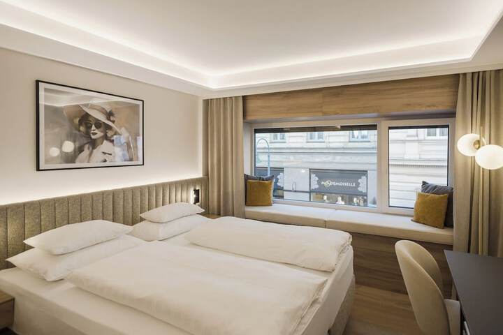 Room 32 of 77