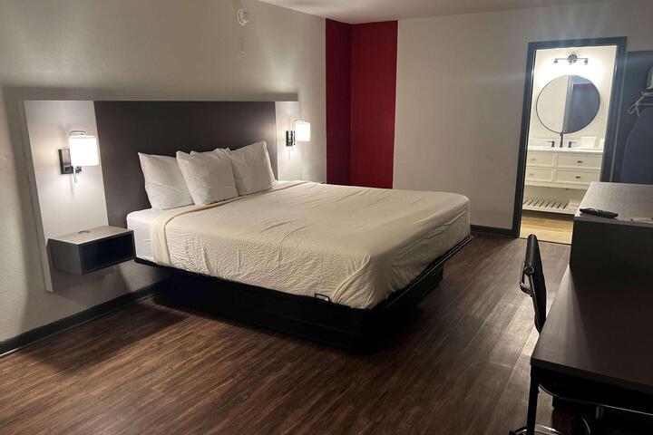 1 King Bed (2 of 6)