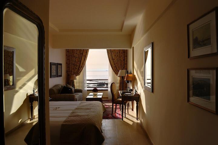 Room 32 of 80