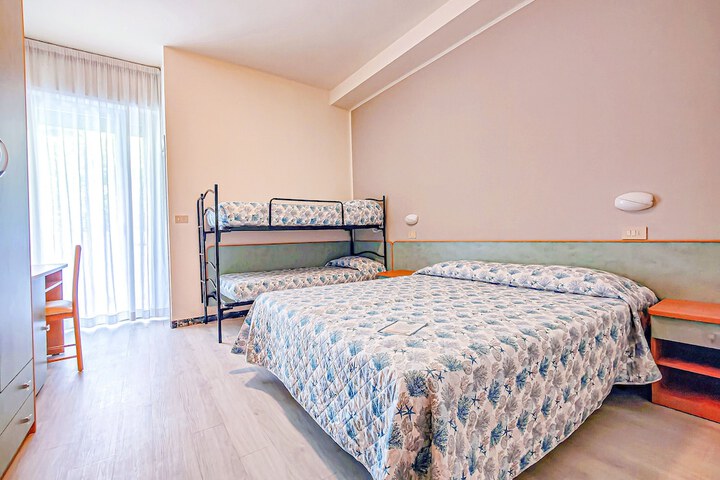 Room 13 of 31
