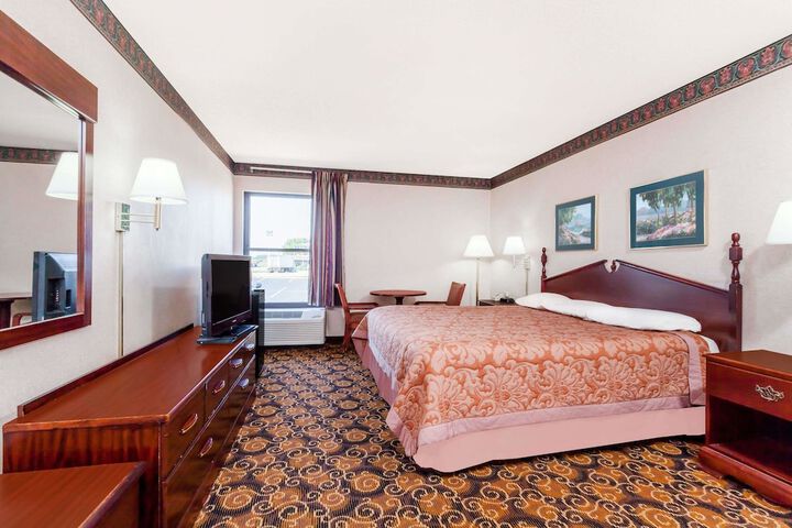 1 King Bed (5 of 12)