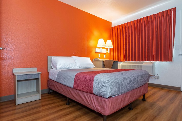 Deluxe Queen Bed (5 of 8)