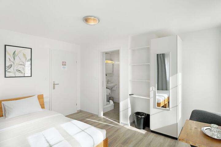 Room 16 of 62