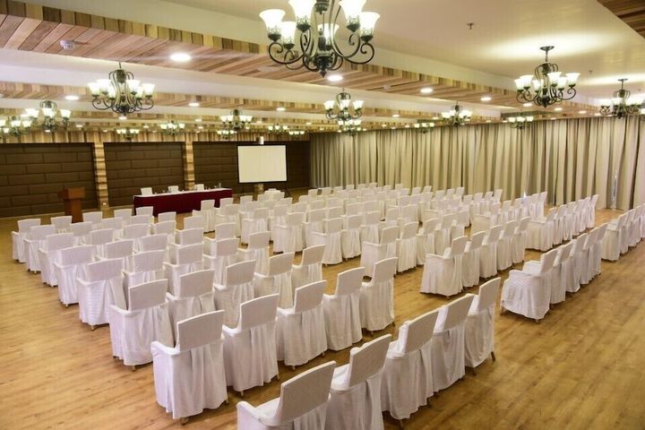 Ballroom/Hall 26 of 32
