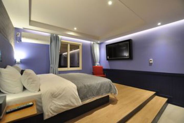 Room 32 of 76