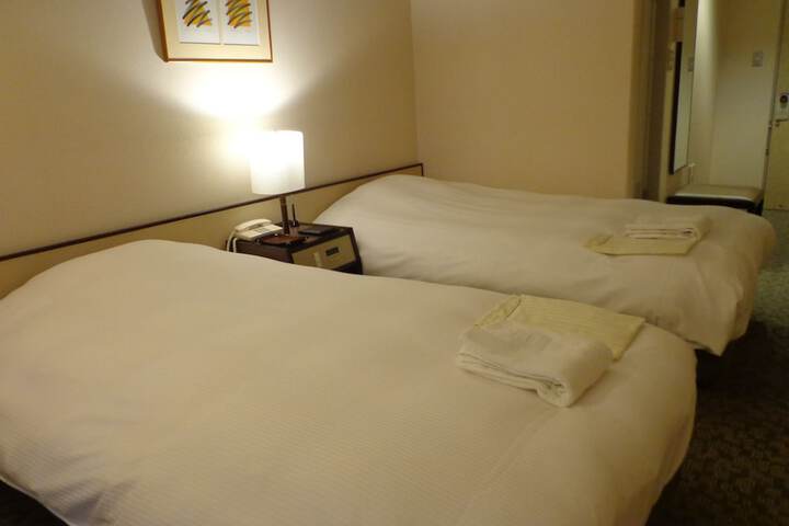 Room 4 of 16