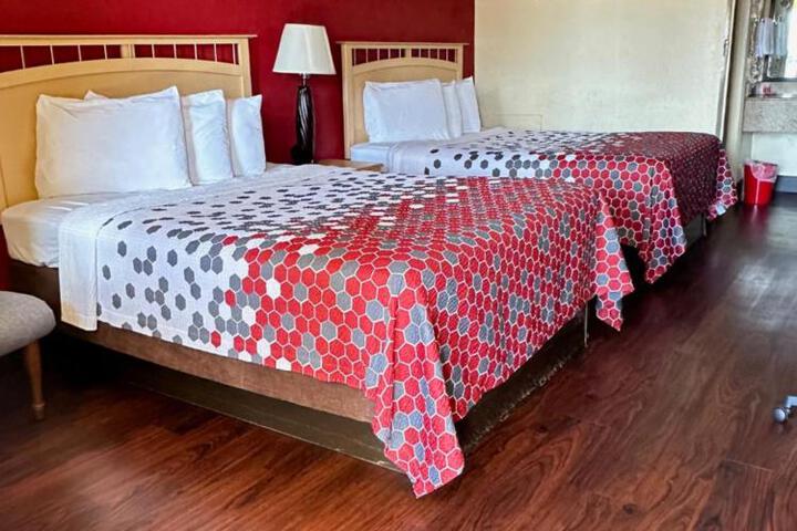 2 Queen Beds (5 of 7)