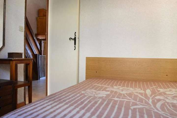 Room 4 of 12