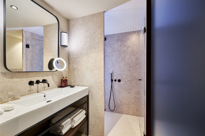 Room 21 of 53