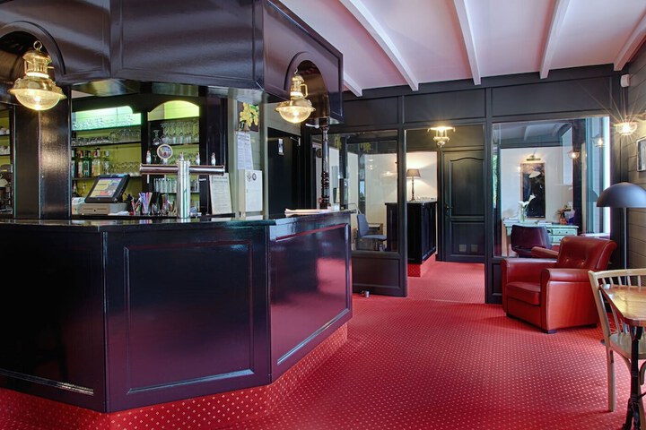 Lounge 26 of 34