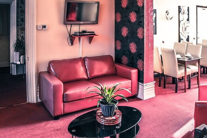Lounge 16 of 20