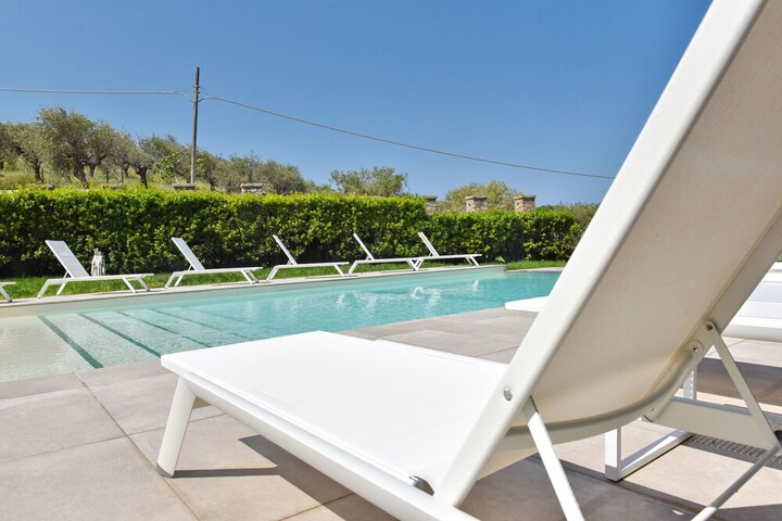 Pool 33 of 69