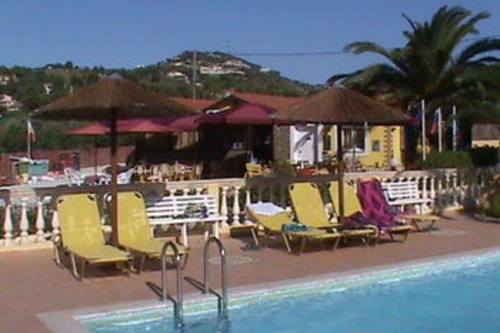 Lounge 14 of 49