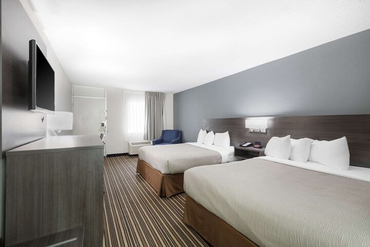 1 Queen Bed (9 of 15)