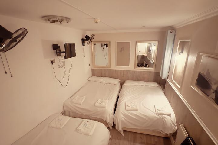 Room 15 of 118