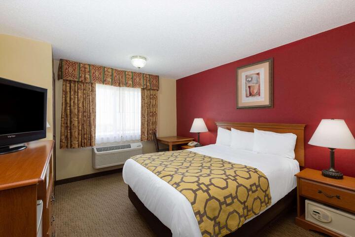2 Queen Beds (2 of 6)