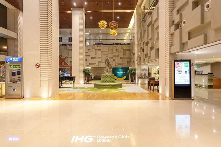 Entrance & Lobby