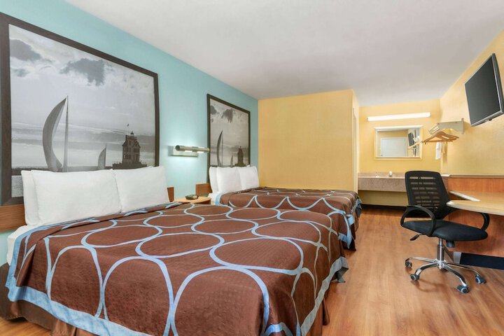 1 Queen Bed (3 of 6)
