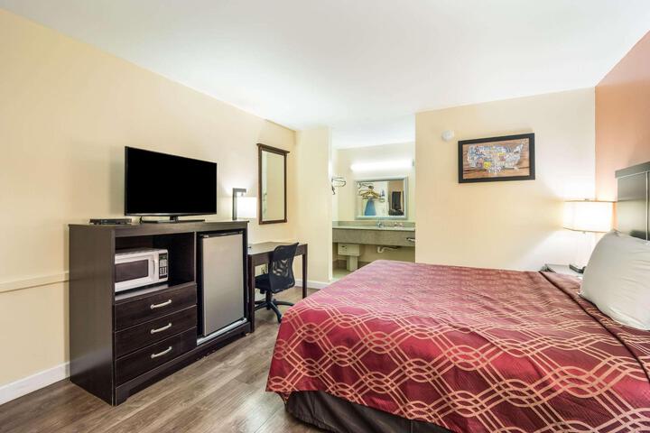 1 Queen Bed (2 of 5)