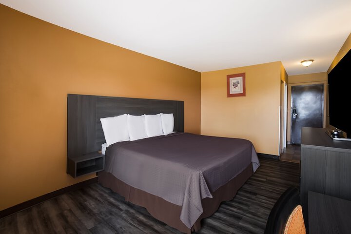 1 King Bed (3 of 7)