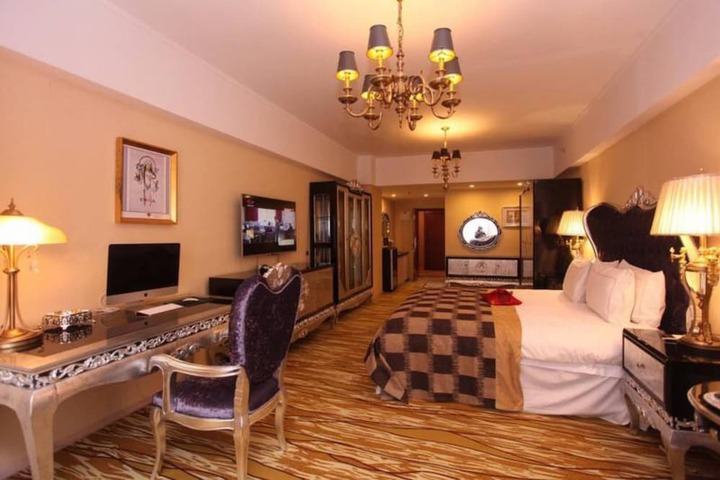 Room 6 of 32