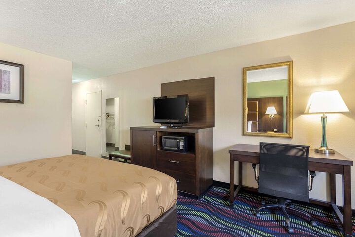 1 King Bed (5 of 21)
