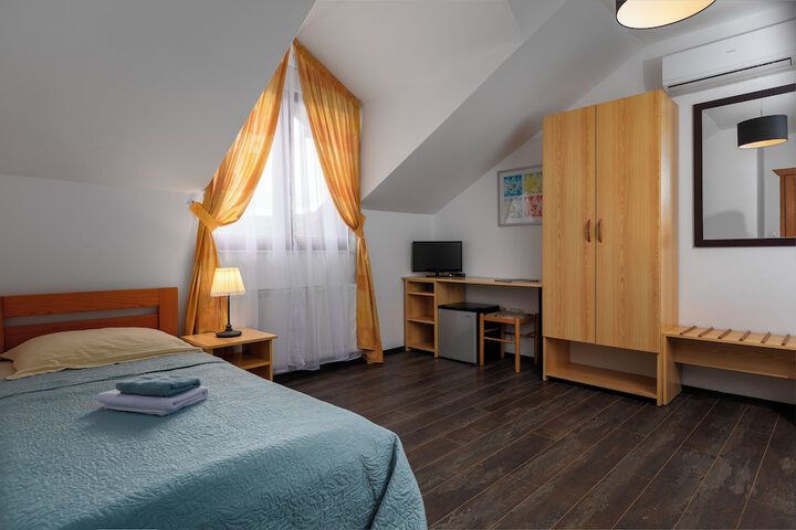 Room 11 of 72