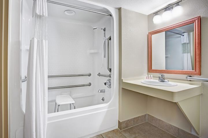 Double Bed Accessible (4 of 5)