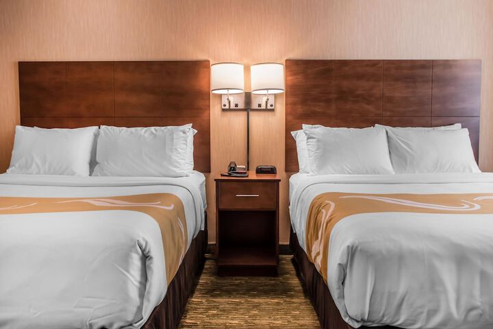 2 Queen Beds (12 of 13)