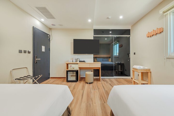 Room 6 of 69