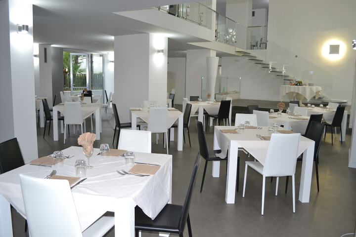 Dining 32 of 47