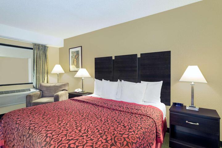 1 King Bed (5 of 8)