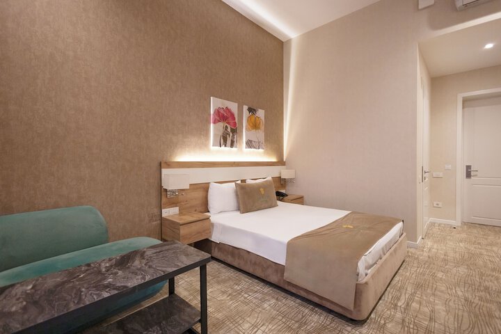 Room 9 of 33