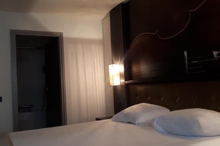 Room 9 of 28