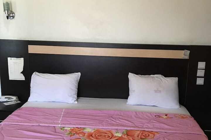 Room 5 of 10