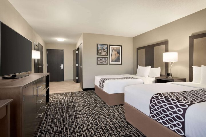 2 Queen Beds (6 of 7)