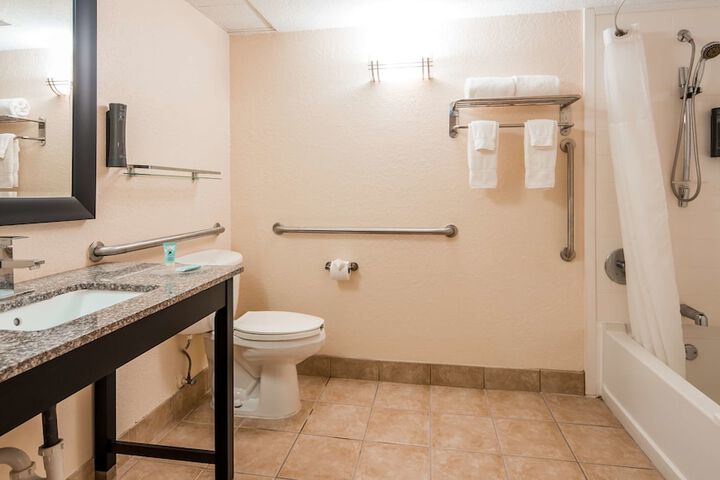 1 King Bed Microwave and Refrigerator WiFi Full Breakfast (3 of 9)