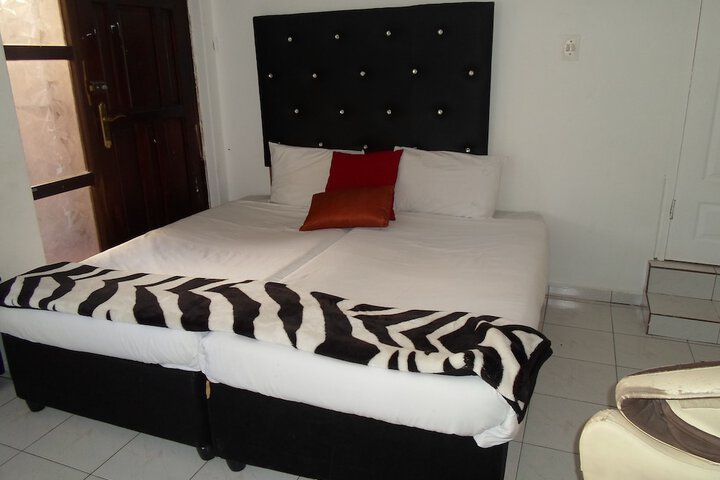 Room 9 of 12