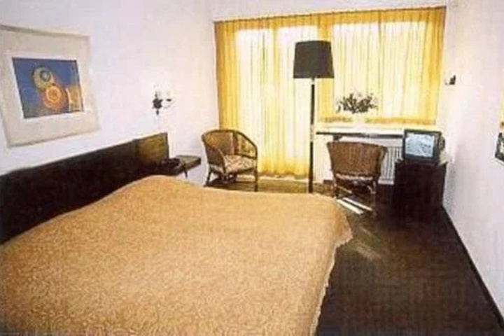 Room 5 of 18