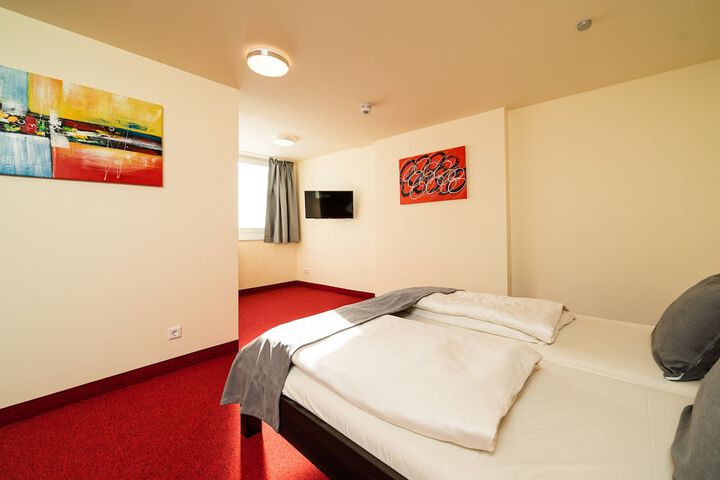 Room 9 of 16