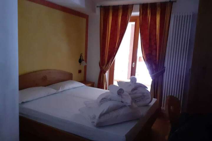 Room 2 of 8