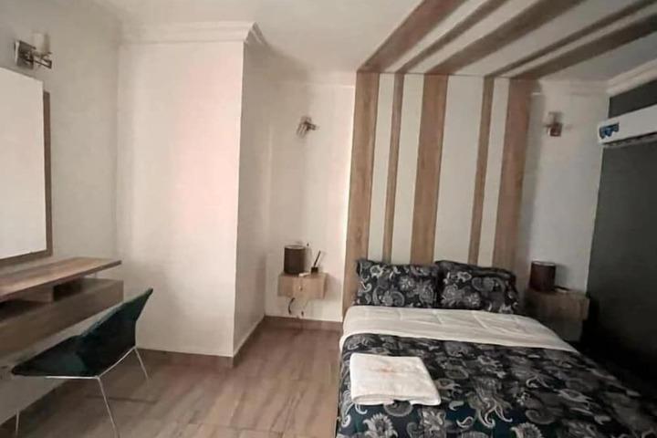 Room 13 of 34