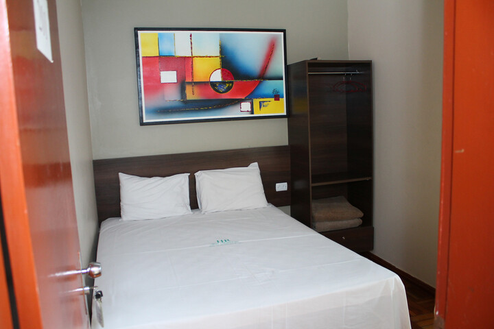 Room 5 of 8