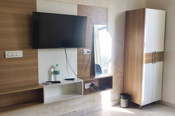 Room 13 of 36
